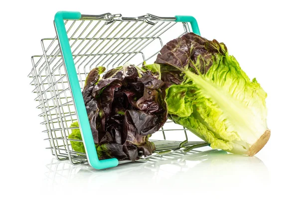 Whit üzerinde izole bir alışveriş sepeti dışında iki bütün taze yeşil salata kırmızı küçük taş çeşitli grup