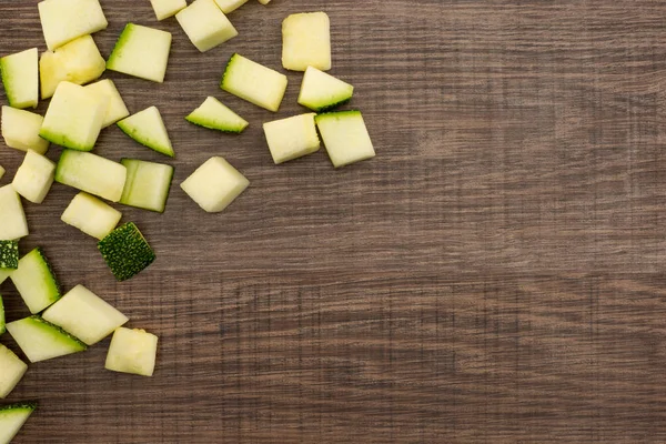Kabak parçaları flatlay kahverengi ahşap taze yaz squas üzerinde yuvarlak doğranmış