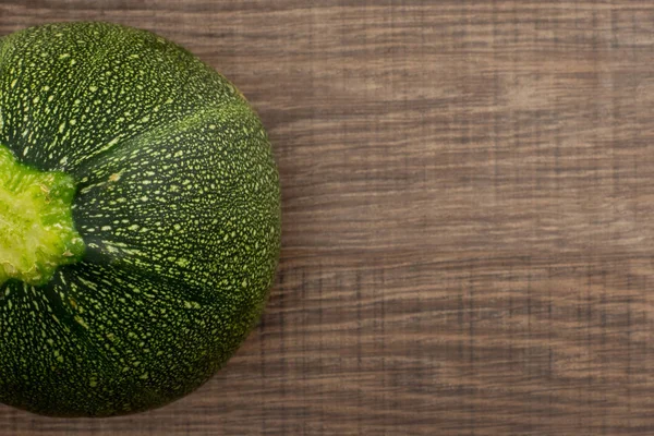 Bir yuvarlak kabak flatlay kahverengi ahşap zemin taze yaz squas üzerinde