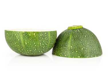 Beyaz arka plan taze yaz squas üzerinde izole yuvarlak kabak kesim tamamlayan bir dilimlenmiş