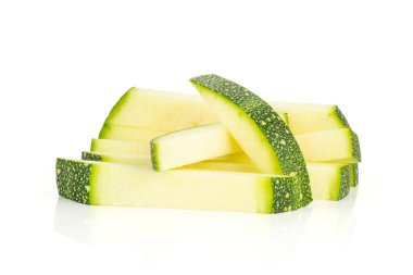 Yuvarlak kabak parçaları yığını üzerinde beyaz arka plan taze yaz squas izole kesmek