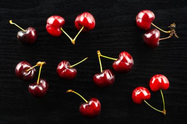 Tatlı parlak kırmızı kiraz flatlay siyah woo