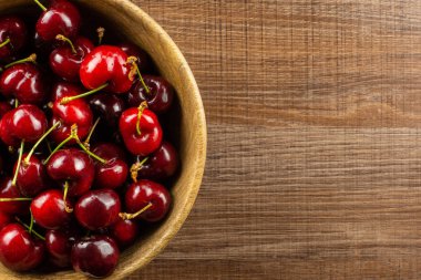 Tatlı parlak kırmızı Kiraz ahşap kase flatlay Brown'un içinde woo