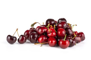 Tatlı parlak kırmızı kiraz yığını üzerinde beyaz izole