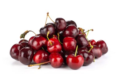 Tatlı parlak kırmızı kiraz yığını üzerinde beyaz izole