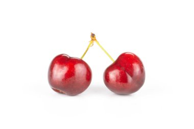 Whit üzerinde izole kök iki bütün tatlı parlak kırmızı kiraz gruba katıldı