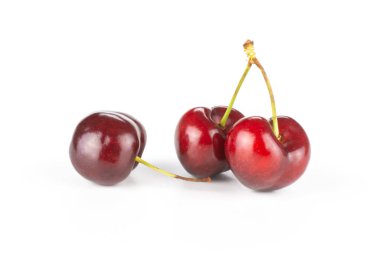Grup kümesinin whit üzerinde izole üç bütün tatlı parlak kırmızı kiraz