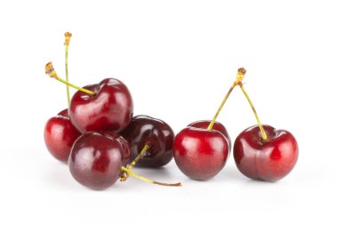 Grup yığının üzerinde beyaz izole altı bütün tatlı parlak kırmızı kiraz