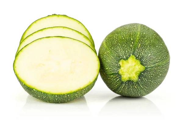 Une Courgette Ronde Entière Trois Tranches Isolées Sur Fond Blanc — Photo