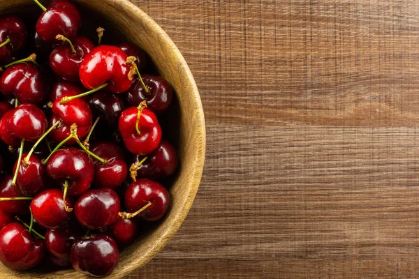 Tatlı parlak kırmızı Kiraz ahşap kase flatlay Brown'un içinde woo
