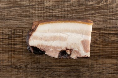 İngilizce pastırma flatlay kahverengi ahşap üzerine bir parça