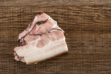 Üç dilim İngilizce pastırma flatlay kahverengi ahşap üzerine Grup