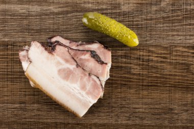 Üç dilim İngilizce pastırma ile tuzlu salatalık flatlay kahverengi ahşap üzerine Grup