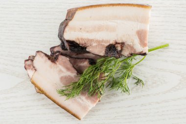 Üç grup İngilizce pastırma tek parça dereotu flatlay sapı ile gri ahşap üzerine dilimler.