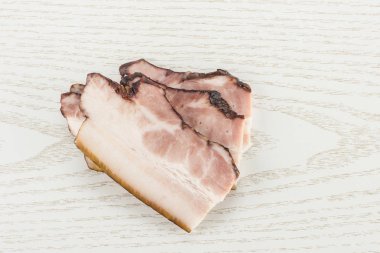 Üç dilim İngilizce pastırma flatlay gri Wood Grup