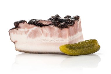 İngilizce pastırma ve üzerinde beyaz izole küçük Tuzlu salatalık tek parça