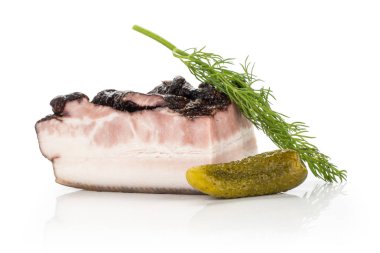 İngilizce pastırma tek parça bir ince dal dereotu ve üzerinde beyaz izole küçük Tuzlu salatalık ile