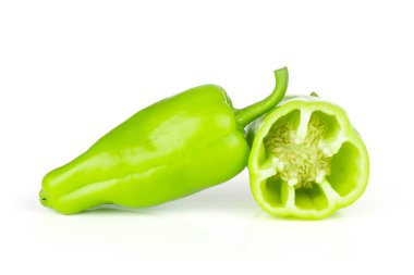 Grup bir bütün yarım ışık yeşil dolmalık biber whit üzerinde izole