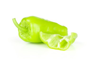 Işık yeşil dolmalık biber whit üzerinde izole bir bütün bir parçası grubu