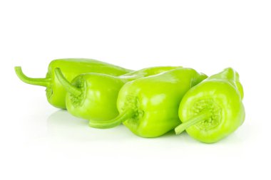 Üç tüm ışık yeşil dolmalık biber whit üzerinde izole satır grubu