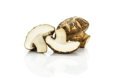 Taze çiğ kahverengi shiitake mantar whit üzerinde izole bir bütün iki yarısı Grup