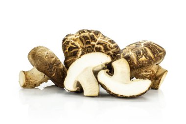 Whit üzerinde izole taze çiğ kahverengi shiitake mantar üç bütün iki yarısı Grup