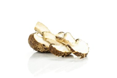 Üç dilim taze çiğ kahverengi shiitake mantar whit üzerinde izole Grup
