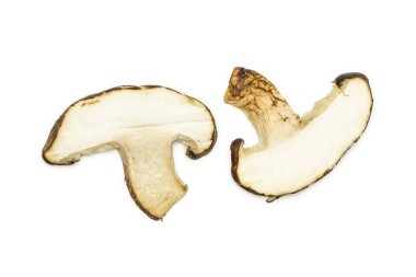 İki dilim taze çiğ kahverengi shiitake mantar flatlay whit üzerinde izole Grup