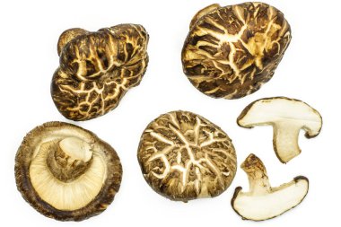 Grup dört tüm iki dilim taze çiğ kahverengi shiitake mantar flatlay whit üzerinde izole