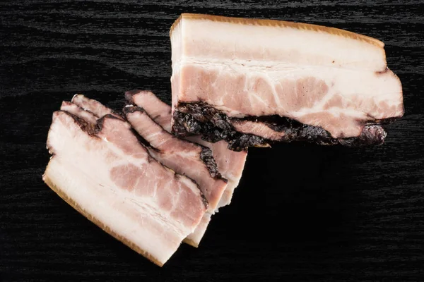 Üç grup İngilizce pastırma flatlay bir parça siyah ahşap üzerine dilimler.