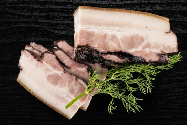 Üç grup İngilizce pastırma tek parça dereotu flatlay sapı ile siyah ahşap üzerine dilimler.