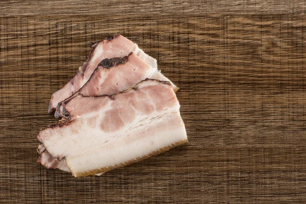 Üç dilim İngilizce pastırma flatlay kahverengi ahşap üzerine Grup