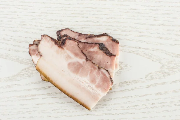 Üç dilim İngilizce pastırma flatlay gri Wood Grup