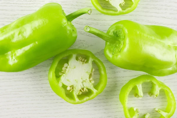 Grupo Dos Rebanadas Enteras Pimiento Verde Claro Aplanado Aislado Woo — Foto de Stock