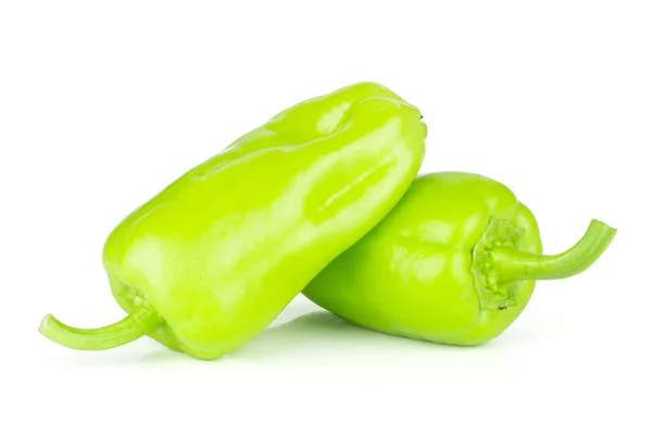 两个全光绿甜椒组隔离在惠特 — 图库照片