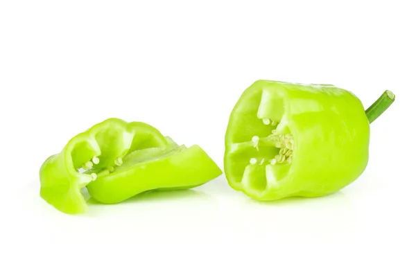 一组半两片淡绿色的甜椒被隔离在白色 — 图库照片