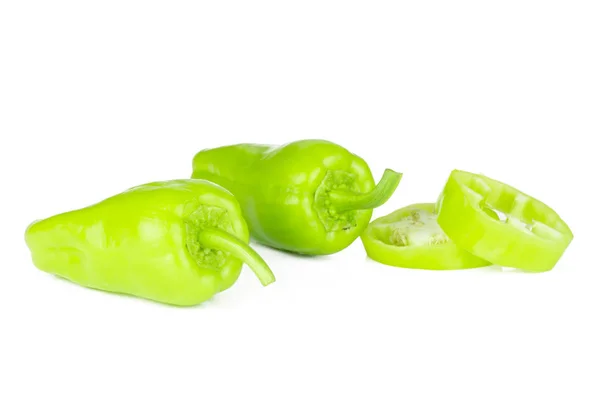 Gruppe Von Zwei Ganzen Scheiben Hellgrünem Paprika Isoliert Auf Weißem — Stockfoto