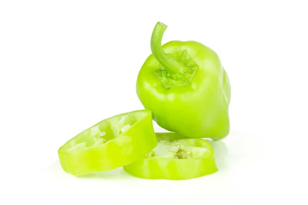 组一整两片淡绿色的甜椒被隔离在惠特 — 图库照片