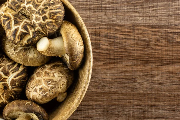 Fresh Raw Brown Shiitake Mushroom Wooden Bowl Flatlay Isolated Brown — Stock Photo, Image