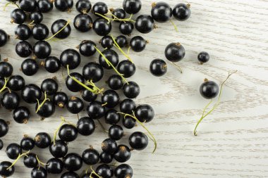 Bütün taze siyah frenk üzümü berry ben gairn çeşitli sol köşesinde flatlay gri Wood sürü