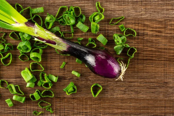 Jedna Odrůda Pórek Celé Čerstvé Jarní Cibule Červená Flatlay Nakrájené — Stock fotografie