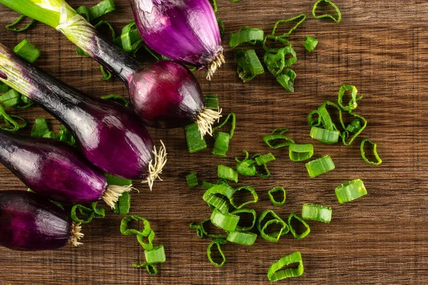 Skupina Pěti Celé Čerstvé Jarní Cibule Červené Odrůdy Pórek Flatlay — Stock fotografie