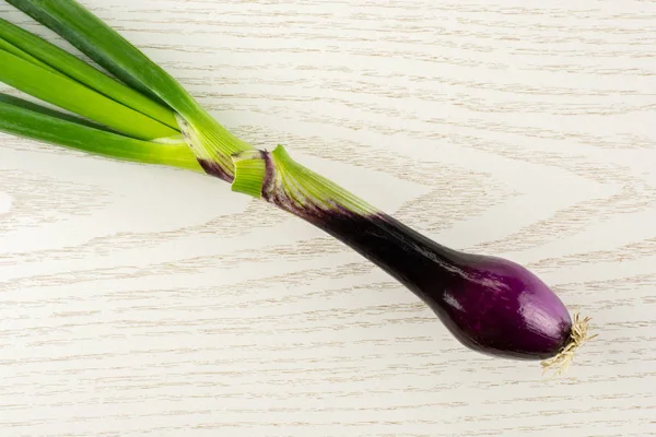 Uma Cebolinha Verde Fresca Inteira Cebolinha Vermelha Variedade Flatlay Madeira — Fotografia de Stock