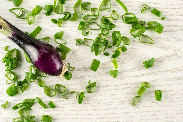 Jedna Odrůda Pórek Celé Čerstvé Jarní Cibule Červená Flatlay Nakrájené — Stock fotografie