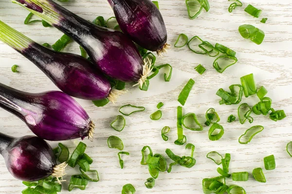 Skupina Pěti Celé Čerstvé Jarní Cibule Červené Odrůdy Pórek Flatlay — Stock fotografie