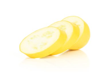 Grup çiğ sarı kabak üzerine beyaz izole üç dilim