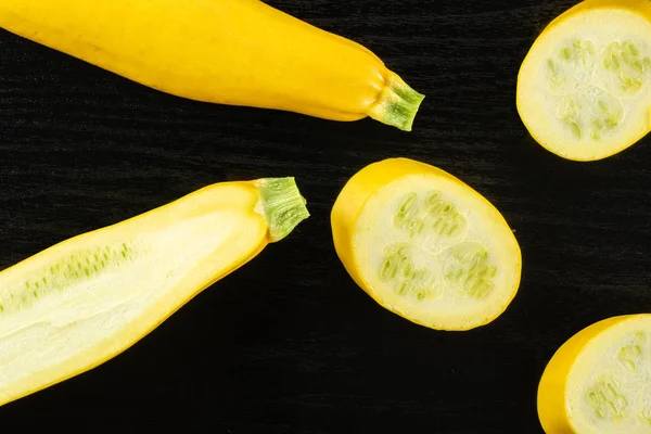 Jedna Połowa Całej Grupy Trzy Plasterki Surowego Cukinia Żółta Flatlay — Zdjęcie stockowe