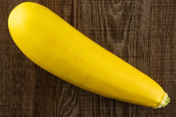 Eine Ganze Rohe Gelbe Zucchini Flatlay Auf Braunem Holz — Stockfoto