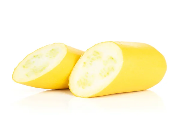 Sekelompok Dua Bagian Dari Zucchini Kuning Mentah Satu Dipotong Setengah — Stok Foto