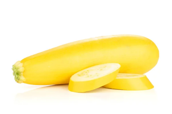 Groupe Deux Tranches Entières Courgettes Jaunes Crues Isolées Sur Blanc — Photo